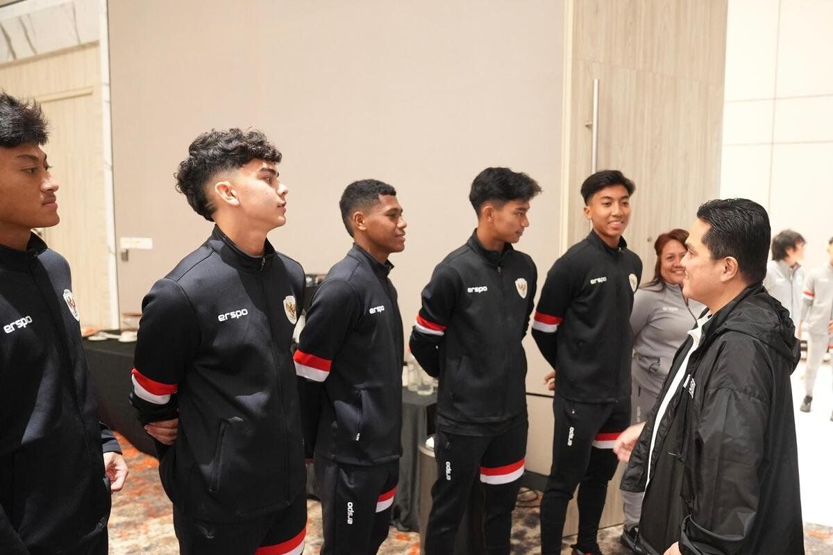 Here are some alternative titles for "Lepas Timnas U-17, Erick Thohir: berikan yang terbaik demi Piala Dunia":

1. "Erick Thohir Mendorong Timnas U-17: Berikan Yang Terbaik Untuk Piala Dunia"
2. "Semangat Erick Thohir: Timnas U-17 Siap Berjuang Demi Piala Dunia"
3. "Pesan Erick Thohir kepada Timnas U-17: Kejarlah Impian Piala Dunia"
4. "Lepas Timnas U-17: Erick Thohir Ajak Anak Muda Berikan Segalanya untuk Piala Dunia"
5. "Erick Thohir: Timnas U-17 Harus Tunjukkan yang Terbaik untuk Piala Dunia" 

Feel free to mix and match elements to best fit your needs!