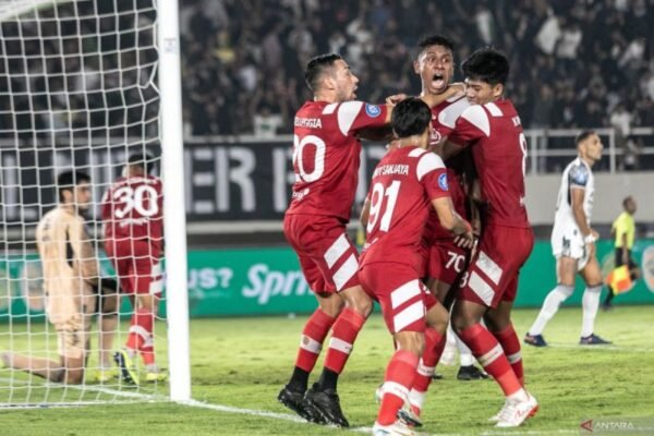 Berikut adalah beberapa alternatif judul untuk “Persis Solo Manfaatkan Masa Jeda Kompetisi untuk Pemulihan”:
1. “Persis Solo Gunakan Masa Jeda untuk Penguatan Tim”
2. “Pemulihan Optimal: Strategi Persis Solo di Tengah Jeda Kompetisi”
3. “Masa Jeda Jadi Kesempatan: Persis Solo Fokus pada Pemulihan”
4. “Persis Solo: Memanfaatkan Waktu Jeda untuk Restorasi dan Persiapan”
5. “Tim Persis Solo Ciptakan Peluang di Tengah Jeda Kompetisi”
6. “Persis Solo Manfaatkan Waktu Jeda untuk Meningkatkan Kondisi Tim”
7. “Pemulihan dan Persiapan: Langkah Persis Solo Selama Jeda Kompetisi”
8. “Optimalkan Jeda Kompetisi: Persis Solo Fokus pada Kesehatan dan Kebugaran”
9. “Strategi Pemulihan Persis Solo Selama Masa Jeda Kompetisi”
10. “Jeda Kompetisi: Kesempatan Emas bagi Persis Solo untuk Pulih dan Berkembang”
Semoga judul-judul ini dapat membantu! Berikut adalah beberapa alternatif judul untuk "Persis Solo Manfaatkan Masa Jeda Kompetisi untuk Pemulihan":
1. "Persis Solo Gunakan Masa Jeda untuk Penguatan Tim"
2. "Pemulihan Optimal: Strategi Persis Solo di Tengah Jeda Kompetisi"
3. "Masa Jeda Jadi Kesempatan: Persis Solo Fokus pada Pemulihan"
4. "Persis Solo: Memanfaatkan Waktu Jeda untuk Restorasi dan Persiapan"
5. "Tim Persis Solo Ciptakan Peluang di Tengah Jeda Kompetisi"
6. "Persis Solo Manfaatkan Waktu Jeda untuk Meningkatkan Kondisi Tim"
7. "Pemulihan dan Persiapan: Langkah Persis Solo Selama Jeda Kompetisi"
8. "Optimalkan Jeda Kompetisi: Persis Solo Fokus pada Kesehatan dan Kebugaran"
9. "Strategi Pemulihan Persis Solo Selama Masa Jeda Kompetisi"
10. "Jeda Kompetisi: Kesempatan Emas bagi Persis Solo untuk Pulih dan Berkembang"
Semoga judul-judul ini dapat membantu!
