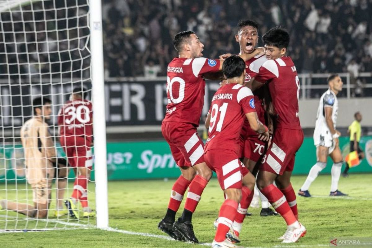 Berikut adalah beberapa alternatif judul untuk "Persis Solo Manfaatkan Masa Jeda Kompetisi untuk Pemulihan":

1. "Persis Solo Gunakan Masa Jeda untuk Penguatan Tim"
2. "Pemulihan Optimal: Strategi Persis Solo di Tengah Jeda Kompetisi"
3. "Masa Jeda Jadi Kesempatan: Persis Solo Fokus pada Pemulihan"
4. "Persis Solo: Memanfaatkan Waktu Jeda untuk Restorasi dan Persiapan"
5. "Tim Persis Solo Ciptakan Peluang di Tengah Jeda Kompetisi"
6. "Persis Solo Manfaatkan Waktu Jeda untuk Meningkatkan Kondisi Tim"
7. "Pemulihan dan Persiapan: Langkah Persis Solo Selama Jeda Kompetisi"
8. "Optimalkan Jeda Kompetisi: Persis Solo Fokus pada Kesehatan dan Kebugaran"
9. "Strategi Pemulihan Persis Solo Selama Masa Jeda Kompetisi"
10. "Jeda Kompetisi: Kesempatan Emas bagi Persis Solo untuk Pulih dan Berkembang"

Semoga judul-judul ini dapat membantu!