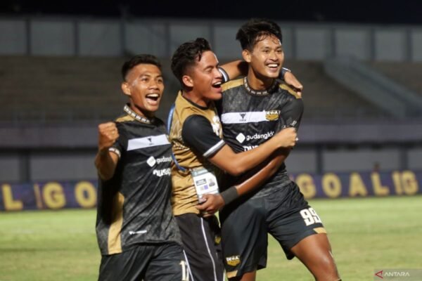 Tentu! Berikut adalah beberapa alternatif untuk judul "Septian Tak Risaukan Persaingan di Lini Depan Timnas Indonesia":

1. "Septian Tenang Menghadapi Persaingan di Sektor Penyerang Timnas Indonesia"
2. "Septian Tidak Khawatir dengan Kompetisi di Barisan Depan Timnas Indonesia"
3. "Septian Percaya Diri Meski Ada Persaingan di Lini Depan Timnas Indonesia"
4. "Septian Santai Hadapi Rivalitas di Posisi Penyerang Timnas Indonesia"
5. "Septian Optimis Meski Persaingan di Lini Depan Timnas Indonesia Ketat"

Semoga ini membantu!
