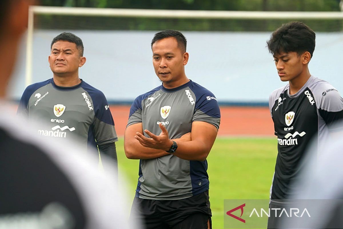 Here are some alternative title suggestions for "Sofie Imam jadi Asisten Pelatih Fisik Timnas Indonesia":

1. "Sofie Imam Dilantik Sebagai Asisten Pelatih Fisik Timnas Indonesia"
2. "Sofie Imam Menjadi Asisten Pelatih Fisik untuk Tim Nasional Indonesia"
3. "Pen任an Sofie Imam Sebagai Asisten Pelatih Fisik Timnas Indonesia"
4. "Sofie Imam: Penerus Baru Sebagai Asisten Pelatih Fisik Timnas Indonesia"
5. "Karier Sofie Imam Melangkah ke Timnas Indonesia Sebagai Asisten Pelatih Fisik"
6. "Sofie Imam Bergabung Sebagai Asisten Pelatih Fisik di Timnas Indonesia"
7. "Sofie Imam Memperkuat Timnas Indonesia Sebagai Asisten Pelatih Fisik" 

Feel free to choose any of these or modify them further!
