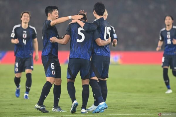 Berikut beberapa alternatif judul untuk “Jepang ditahan imbang tanpa gol oleh Arab Saudi”:
1. “Jepang Gagal Menjinakkan Arab Saudi, Pertandingan Berakhir Imbang 0-0”
2. “Hasil Imbang Tanpa Gol: Jepang Terkandas di Tangan Arab Saudi”
3. “Jepang dan Arab Saudi Berbagi Poin dalam Pertandingan Kemandekan Skor”
4. “Duel Sengit Berakhir tanpa Gol: Jepang Ditahan Arab Saudi”
5. “Imbang Tanpa Gol: Jepang Tidak Berdaya Melawan Arab Saudi”
6. “Arab Saudi Curi Poin dari Jepang dalam Pertandingan Tanpa Skor”
7. “Jepang dan Arab Saudi Terjebak dalam Pertandingan Hampir Tanpa Aksi”
8. “Bermain Imbang: Pertandingan Jepang vs Arab Saudi Tanpa Gol”
Semoga salah satu alternatif ini sesuai dengan kebutuhan! Berikut beberapa alternatif judul untuk "Jepang ditahan imbang tanpa gol oleh Arab Saudi":
1. "Jepang Gagal Menjinakkan Arab Saudi, Pertandingan Berakhir Imbang 0-0"
2. "Hasil Imbang Tanpa Gol: Jepang Terkandas di Tangan Arab Saudi"
3. "Jepang dan Arab Saudi Berbagi Poin dalam Pertandingan Kemandekan Skor"
4. "Duel Sengit Berakhir tanpa Gol: Jepang Ditahan Arab Saudi"
5. "Imbang Tanpa Gol: Jepang Tidak Berdaya Melawan Arab Saudi"
6. "Arab Saudi Curi Poin dari Jepang dalam Pertandingan Tanpa Skor"
7. "Jepang dan Arab Saudi Terjebak dalam Pertandingan Hampir Tanpa Aksi"
8. "Bermain Imbang: Pertandingan Jepang vs Arab Saudi Tanpa Gol"
Semoga salah satu alternatif ini sesuai dengan kebutuhan!