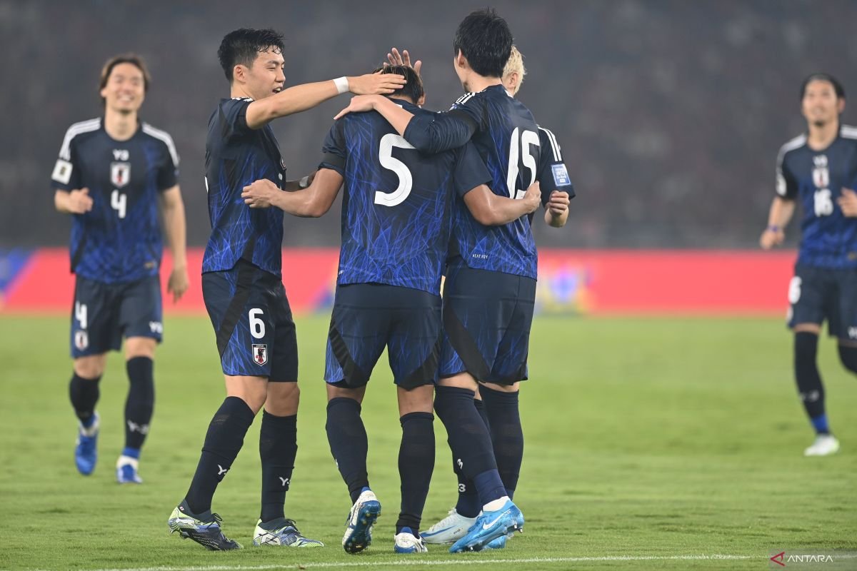 Berikut beberapa alternatif judul untuk "Jepang ditahan imbang tanpa gol oleh Arab Saudi":

1. "Jepang Gagal Menjinakkan Arab Saudi, Pertandingan Berakhir Imbang 0-0"
2. "Hasil Imbang Tanpa Gol: Jepang Terkandas di Tangan Arab Saudi"
3. "Jepang dan Arab Saudi Berbagi Poin dalam Pertandingan Kemandekan Skor"
4. "Duel Sengit Berakhir tanpa Gol: Jepang Ditahan Arab Saudi"
5. "Imbang Tanpa Gol: Jepang Tidak Berdaya Melawan Arab Saudi"
6. "Arab Saudi Curi Poin dari Jepang dalam Pertandingan Tanpa Skor"
7. "Jepang dan Arab Saudi Terjebak dalam Pertandingan Hampir Tanpa Aksi"
8. "Bermain Imbang: Pertandingan Jepang vs Arab Saudi Tanpa Gol"

Semoga salah satu alternatif ini sesuai dengan kebutuhan!