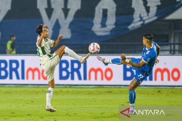 Persib Mempertahankan Puncak Klasemen Usai Menang 3-0 atas PSS Sleman Persib Bandung Memerlukan Empat Poin Tambahan untuk Mengamankan Gelar Juara