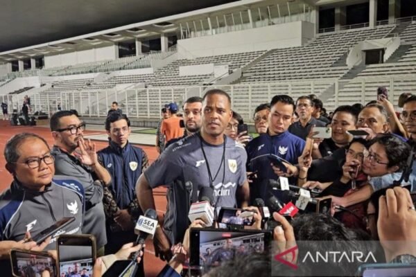 Here are some alternate titles for "Pratinjau Indonesia vs Bahrain: Saatnya kembali tampil pragmatis":

1. "Menanti Pertandingan: Indonesia vs Bahrain dan Strategi Pragmatik"
2. "Indonesia vs Bahrain: Kembali ke Pendekatan Pragmatis"
3. "Preview Pertandingan Indonesia vs Bahrain: Taktik Pragmatik yang Diperlukan"
4. "Menyongsong Indonesia vs Bahrain: Pentingnya Pendekatan Pragmatik"
5. "Strategi Pragmatik Indonesia: Persiapan Melawan Bahrain"
6. "Analisis Indonesia vs Bahrain: Saatnya Fokus pada Strategi Pragmatik"
7. "Menghadapi Bahrain: Kembalinya Gaya Bermain Pragmatik Indonesia"
8. "Persiapan Taktis: Indonesia vs Bahrain dan Langkah Pragmatik"
9. "Indonesia vs Bahrain: Menyusun Rencana Pragmatik untuk Kemenangan"
10. "Pendekatan Pragmatik Indonesia Hadapi Bahrain: Pratinjau Pertandingan"

Feel free to mix and match or modify any of these suggestions!