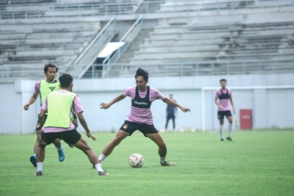Berikut beberapa alternatif judul untuk “Persik Incar Hasil Maksimal dari Lima Laga Terakhir”:
1. “Persik Targetkan Skor Sempurna dalam Lima Pertandingan Terakhir”
2. “Persik Bertekad Raih Poin Penuh di Lima Laga Penutup”
3. “Ambisi Persik: Menang di Lima Pertandingan Terakhir”
4. “Persik Arahkan Fokus untuk Optimalisasi Lima Pertandingan Terakhir”
5. “Mengincar Kemenangan: Strategi Persik untuk Lima Laga Akhir”
Silakan pilih yang paling sesuai atau gunakan sebagai inspirasi! Berikut beberapa alternatif judul untuk "Persik Incar Hasil Maksimal dari Lima Laga Terakhir":
1. "Persik Targetkan Skor Sempurna dalam Lima Pertandingan Terakhir"
2. "Persik Bertekad Raih Poin Penuh di Lima Laga Penutup"
3. "Ambisi Persik: Menang di Lima Pertandingan Terakhir"
4. "Persik Arahkan Fokus untuk Optimalisasi Lima Pertandingan Terakhir"
5. "Mengincar Kemenangan: Strategi Persik untuk Lima Laga Akhir"
Silakan pilih yang paling sesuai atau gunakan sebagai inspirasi!
