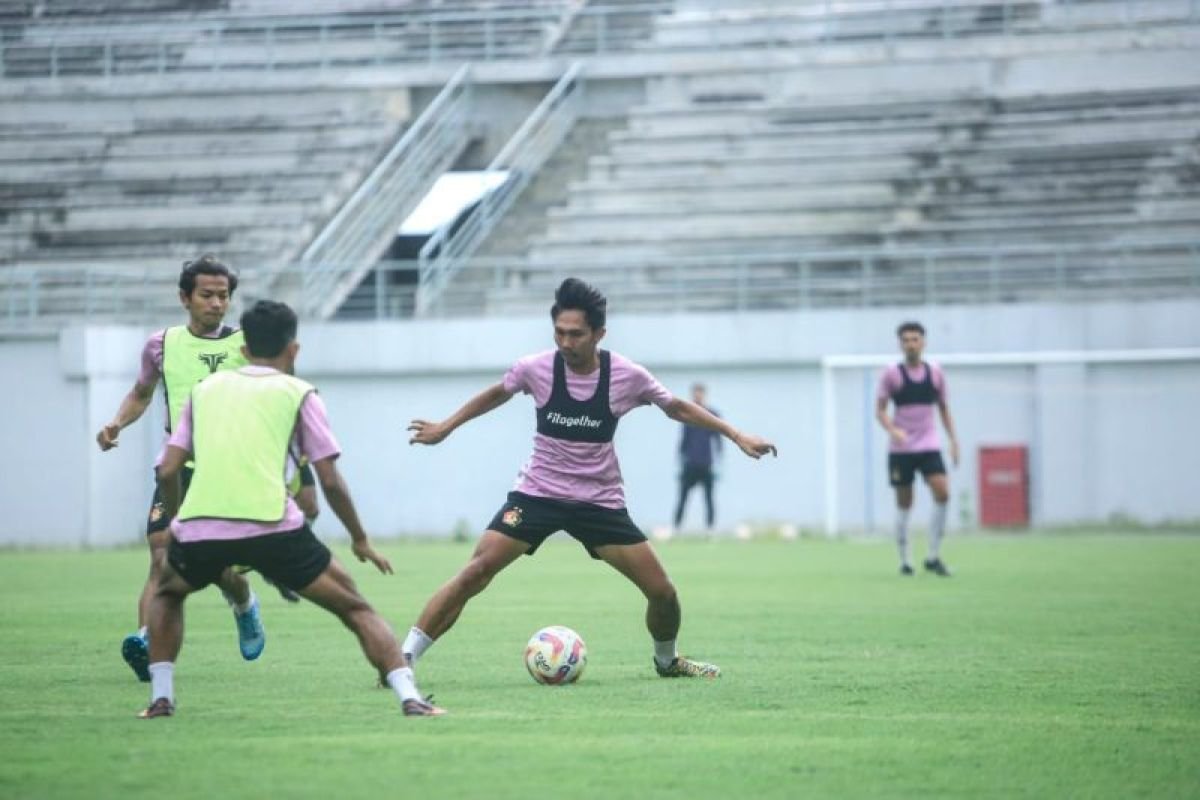 Berikut beberapa alternatif judul untuk "Persik Incar Hasil Maksimal dari Lima Laga Terakhir":

1. "Persik Targetkan Skor Sempurna dalam Lima Pertandingan Terakhir"
2. "Persik Bertekad Raih Poin Penuh di Lima Laga Penutup"
3. "Ambisi Persik: Menang di Lima Pertandingan Terakhir"
4. "Persik Arahkan Fokus untuk Optimalisasi Lima Pertandingan Terakhir"
5. "Mengincar Kemenangan: Strategi Persik untuk Lima Laga Akhir"

Silakan pilih yang paling sesuai atau gunakan sebagai inspirasi!
