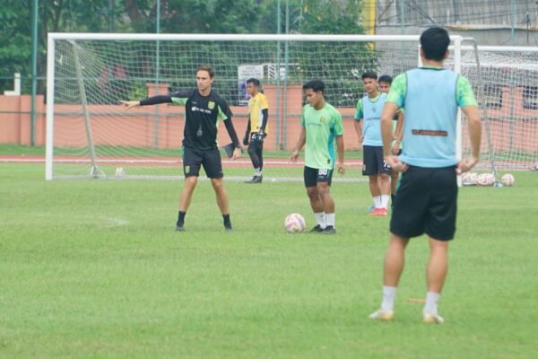 Munster Siap Hadirkan Pengganti Slavko untuk Derbi Melawan Arema FC Munster Siap Hadirkan Pengganti Slavko untuk Derbi Melawan Arema FC