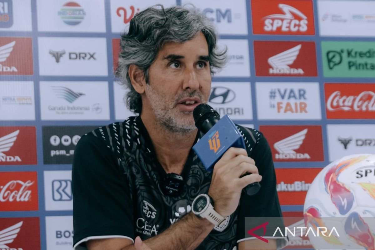 Here are some alternative title suggestions for "Tinggalkan Bali United, Teco Cugurra tetap berkarier di Indonesia":

1. "Teco Cugurra: Meninggalkan Bali United namun Terus Berkontribusi di Indonesia"
2. "Pindah Dari Bali United, Teco Cugurra Tetap Berkomitmen di Dunia Sepak Bola Indonesia"
3. "Setelah Bali United, Teco Cugurra Melanjutkan Karier Sepak Bolanya di Tanah Air"
4. "Teco Cugurra Melangkah Pergi dari Bali United, Berkarier di Indonesia Tetap Berlanjut"
5. "Teco Cugurra Tinggalkan Bali United, Cari Ansah Baru di Persentase Sepak Bola Indonesia"

Feel free to mix and match elements from these suggestions!