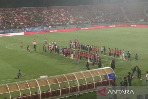 Berikut alternatif judul untuk "Bali United Adakan Perpisahan dengan Stefano Cugurra":

1. "Bali United Gelar Acara Perpisahan untuk Stefano Cugurra"
2. "Stefano Cugurra Dilepas dalam Momen Perpisahan Spesial Bersama Bali United"
3. "Bali United Rayakan Perpisahan dengan Pelatih Stefano Cugurra"
4. "Mengucapkan Selamat Tinggal: Bali United Sampaikan Perpisahan untuk Stefano Cugurra"
5. "Bali United Adakan Seremoni Perpisahan bagi Stefano Cugurra" 

Silakan pilih salah satu atau gunakan sebagai inspirasi!