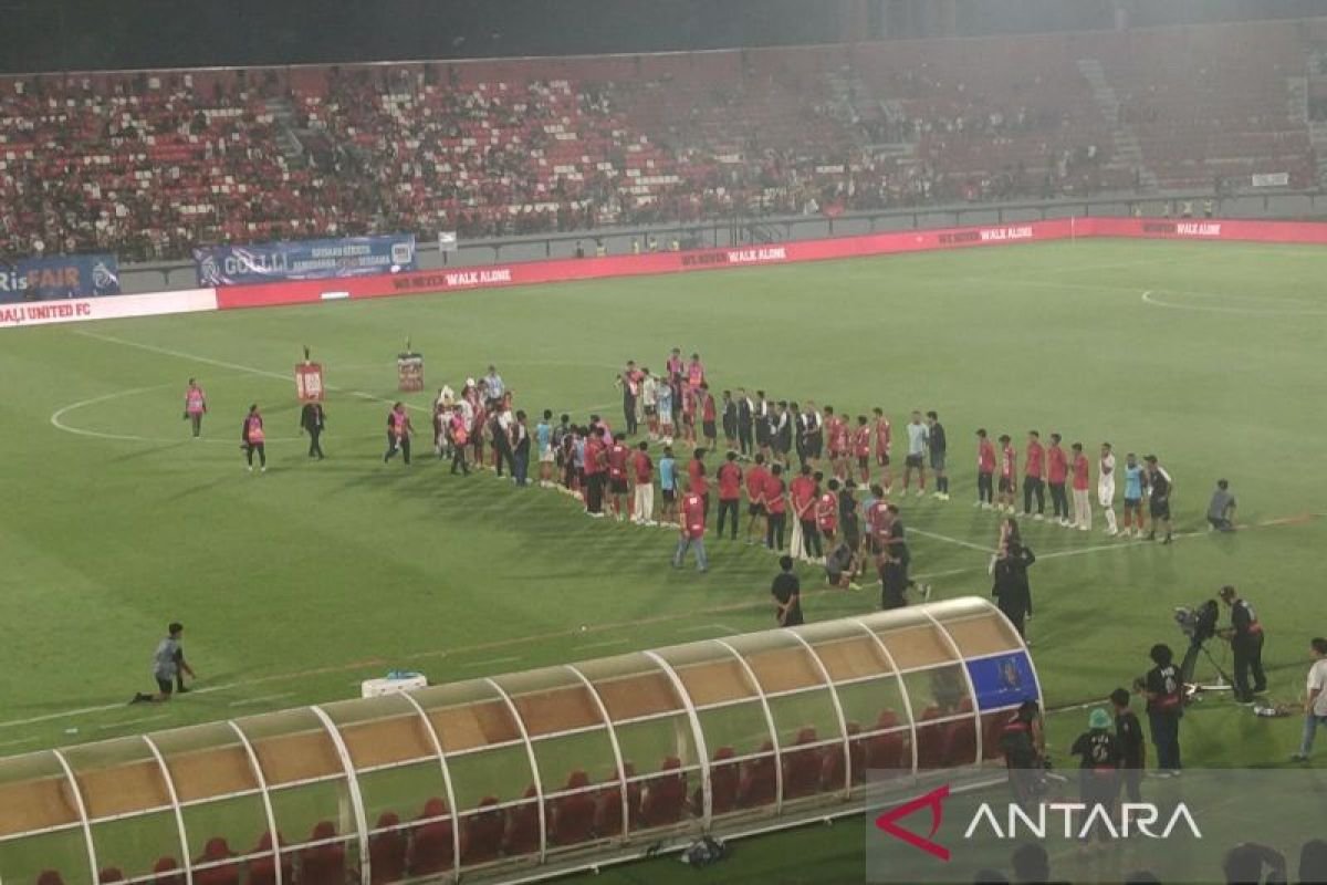 Berikut alternatif judul untuk "Bali United Adakan Perpisahan dengan Stefano Cugurra":

1. "Bali United Gelar Acara Perpisahan untuk Stefano Cugurra"
2. "Stefano Cugurra Dilepas dalam Momen Perpisahan Spesial Bersama Bali United"
3. "Bali United Rayakan Perpisahan dengan Pelatih Stefano Cugurra"
4. "Mengucapkan Selamat Tinggal: Bali United Sampaikan Perpisahan untuk Stefano Cugurra"
5. "Bali United Adakan Seremoni Perpisahan bagi Stefano Cugurra" 

Silakan pilih salah satu atau gunakan sebagai inspirasi!
