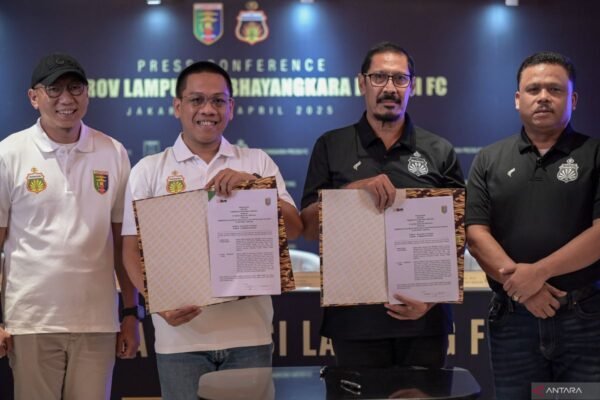 Berikut adalah alternatif judul untuk yang Anda berikan:
1. “Bhayangkara dan Persikas Ikut Berganti: Tujuh Klub Lainnya Ubah Nama dan Domisili”
2. “Transformasi Klub Sepak Bola: Tujuh Tim Termasuk Bhayangkara dan Persikas Ganti Nama dan Lokasi”
3. “Perubahan Signifikan: Bhayangkara, Persikas, dan Tujuh Klub Lain Ganti Identitas”
4. “Rebranding Klub: Bhayangkara dan Persikas Bergabung dengan Tujuh Tim Lain yang Ganti Nama dan Domisili”
5. “Dinamika Sepak Bola: Tujuh Klub, Termasuk Bhayangkara dan Persikas, Lakukan Pergantian Nama dan Domisili”
Silakan pilih yang sesuai! Berikut adalah alternatif judul untuk yang Anda berikan:
1. "Bhayangkara dan Persikas Ikut Berganti: Tujuh Klub Lainnya Ubah Nama dan Domisili"
2. "Transformasi Klub Sepak Bola: Tujuh Tim Termasuk Bhayangkara dan Persikas Ganti Nama dan Lokasi"
3. "Perubahan Signifikan: Bhayangkara, Persikas, dan Tujuh Klub Lain Ganti Identitas"
4. "Rebranding Klub: Bhayangkara dan Persikas Bergabung dengan Tujuh Tim Lain yang Ganti Nama dan Domisili"
5. "Dinamika Sepak Bola: Tujuh Klub, Termasuk Bhayangkara dan Persikas, Lakukan Pergantian Nama dan Domisili"
Silakan pilih yang sesuai!