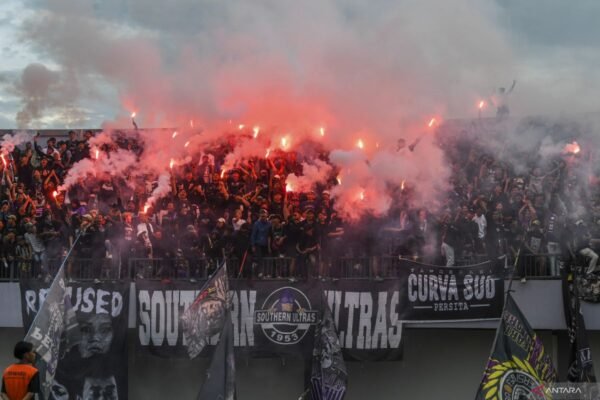 Suara dan Suara Kembang Api Menyebabkan Penundaan Laga Persita vs Persib