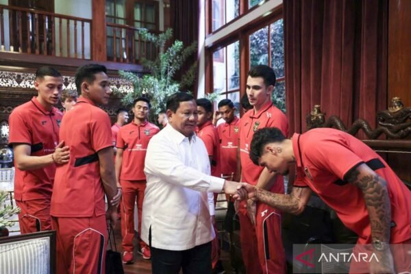 Presiden Prabowo Subianto Rayakan Kemenangan Timnas Indonesia atas Cina dalam Suasana Kebersamaan Presiden Prabowo Subianto Rayakan Kemenangan Timnas Indonesia atas Cina dalam Suasana Kebersamaan
