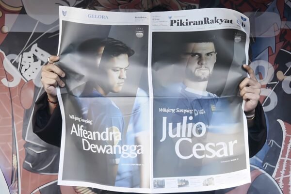 Persib Bandung Resmi Mengontrak Alfeandra Dewangga Selama Dua Tahun" 

Alternatif lain bisa berupa:
"Alfeandra Dewangga Bergabung dengan Persib Bandung: Kontrak Dua Tahun Resmi Ditandatangani