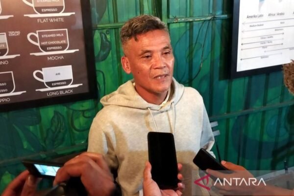 Berikut beberapa alternatif judul untuk "Paceklik Pelatih Indonesia di Liga Sendiri":

1. "Krisis Pelatih Indonesia di Liga Domestik"
2. "Kesulitan Pelatih Lokal dalam Liga Indonesia"
3. "Tantangan Pelatih Indonesia di Kompetisi Lokal"
4. "Pelatih Indonesia: Menanti Kesuksesan di Liga Sendiri"
5. "Dilema Pelatih Lokal di Arena Liga Indonesia"
6. "Pelatih Indonesia: Melawan Arus di Liga Tanah Air"
7. "Kekosongan Inovasi Pelatih Indonesia dalam Liga Sendiri"
8. "Pelatih Indonesia dan Ketidakpastian di Liga Domestik"

Silakan pilih atau modifikasi sesuai kebutuhan!