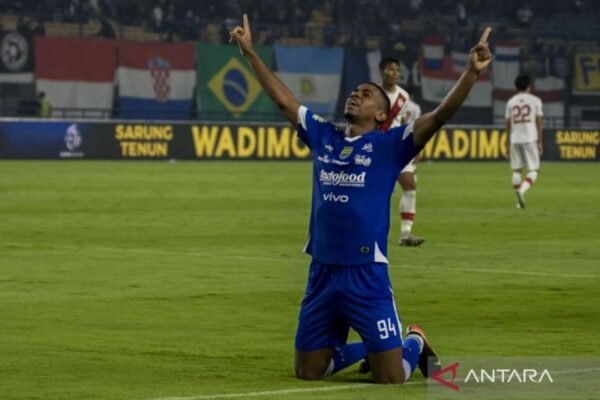 Persib Bandung Tundukkan Persis Solo dengan Skor 2-0: Sepuluh Pemain Mencatat Kemenangan