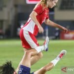 Here are a few alternative titles you might consider:

1. "Isa Warps: Persembahan Gol untuk Sang Ayah di Pertandingan Melawan Singapura"
2. "Dedikasi Isa Warps: Gol Khusus untuk Ayah di Laga Melawan Singapura"
3. "Isa Warps: Menciptakan Kenangan untuk Ayah dengan Golnya Melawan Singapura"
4. "Gol Istimewa Isa Warps: Persembahan untuk Ayah di Pertandingan Melawan Singapura"
5. "Isa Warps Menyulap Gol untuk Ayah di Pertarungan Melawan Singapura"

Feel free to mix and match phrases from these suggestions!