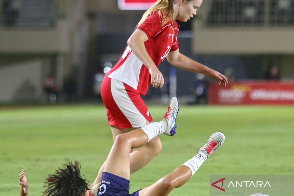 Here are a few alternative titles you might consider:

1. "Isa Warps: Persembahan Gol untuk Sang Ayah di Pertandingan Melawan Singapura"
2. "Dedikasi Isa Warps: Gol Khusus untuk Ayah di Laga Melawan Singapura"
3. "Isa Warps: Menciptakan Kenangan untuk Ayah dengan Golnya Melawan Singapura"
4. "Gol Istimewa Isa Warps: Persembahan untuk Ayah di Pertandingan Melawan Singapura"
5. "Isa Warps Menyulap Gol untuk Ayah di Pertarungan Melawan Singapura"

Feel free to mix and match phrases from these suggestions!